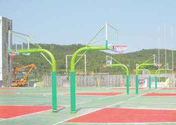 新北川中学操场篮球架